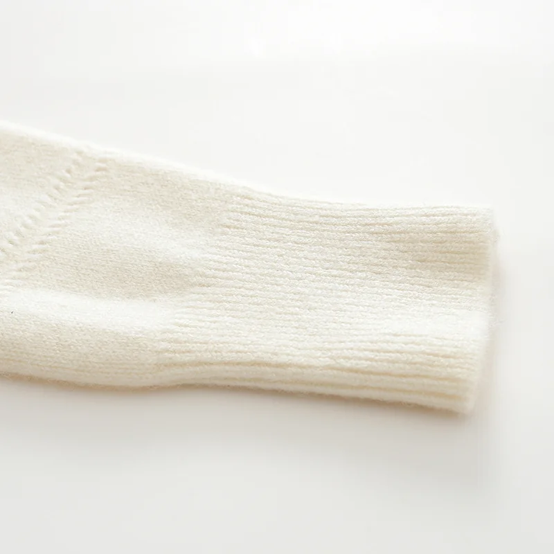 100% Cashmere, Cashmere button-front cardigan, 14–15.5µm, Cashmere Garment / Women — detail view 4