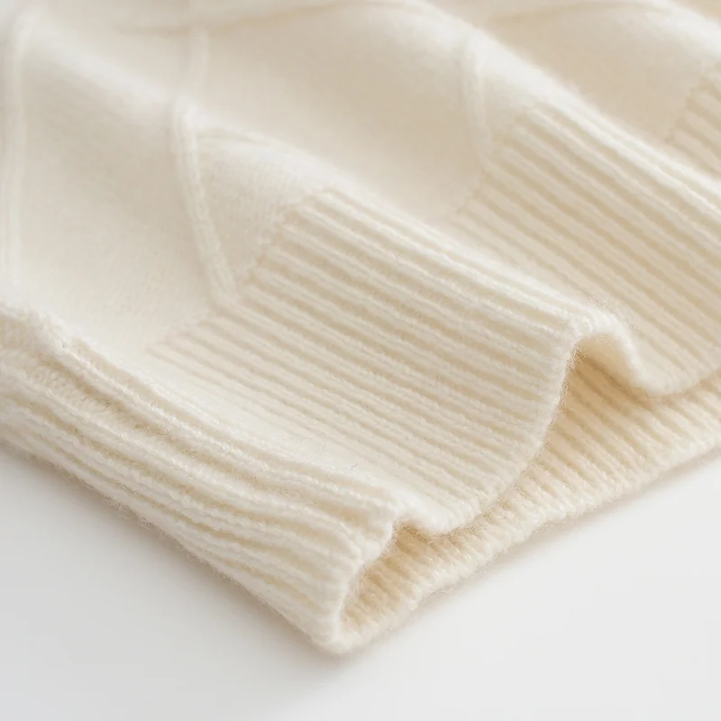 100% Cashmere, Cashmere crew-neck sweater — Beige, 14–15.5µm, Cashmere Garment / Women — detail view 4