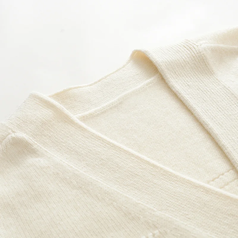 100% Cashmere, Cashmere button-front cardigan, 14–15.5µm, Cashmere Garment / Women — detail view 5