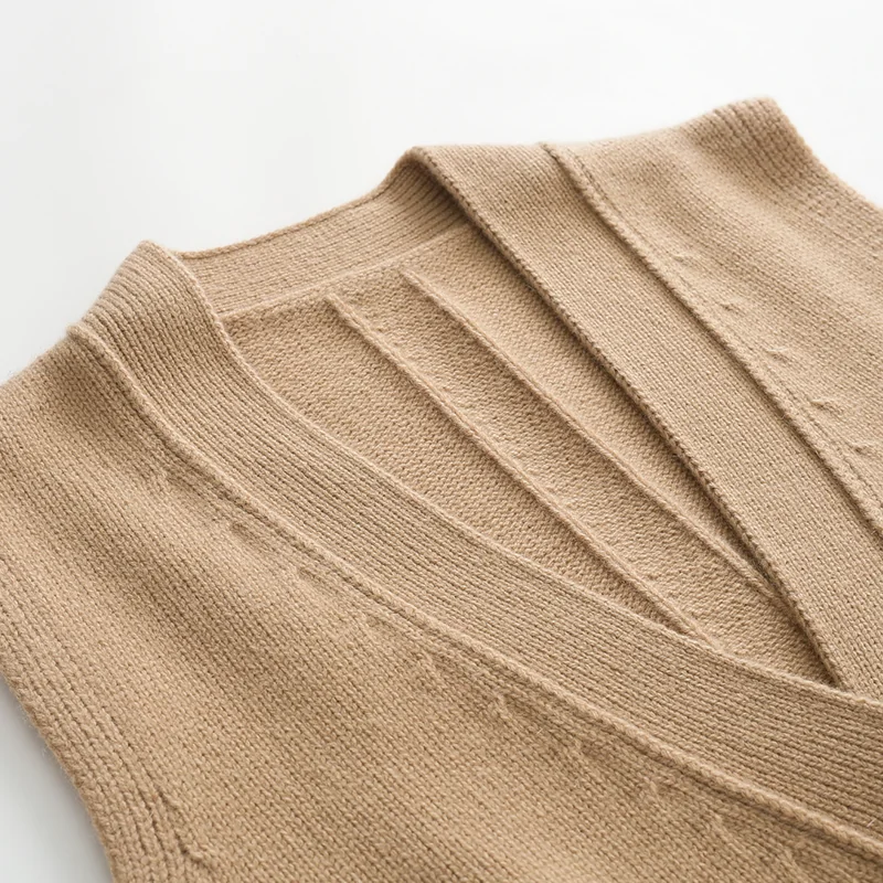 100% Cashmere, Cashmere button-front cardigan — Red, 14–15.5µm, Cashmere Garment / Women — detail view 8