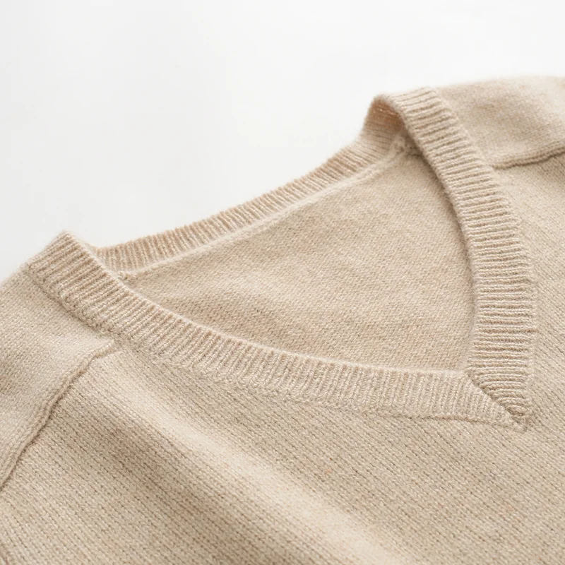 100% Cashmere, Cashmere V-neck sweater — Camel, 14–15.5µm, Cashmere Garment / Women — detail view 9