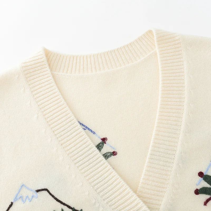 100% Cashmere, Cashmere crew-neck sweater — White Embroidered, 14–15.5µm, Cashmere Garment / Women — detail view 5