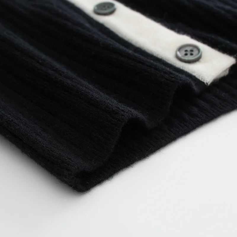 100% Cashmere, Cashmere button-front cardigan, 14–15.5µm, Cashmere Garment / Women — detail view 3