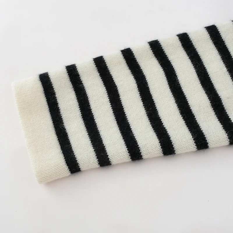 100% Cashmere, Cashmere crew-neck sweater — Black Striped, 14–15.5µm, Cashmere Garment / Women — detail view 4