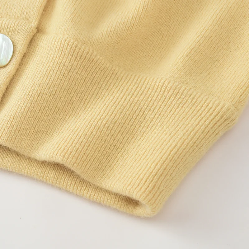 100% Cashmere, Cashmere crew-neck sweater — White, 14–15.5µm, Cashmere Garment / Women — detail view 4