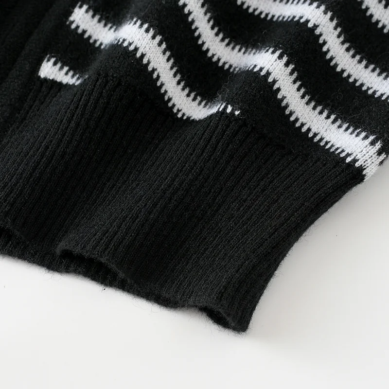 100% Cashmere, Cashmere crew-neck sweater — Black Striped, 14–15.5µm, Cashmere Garment / Women — detail view 3