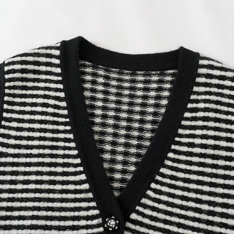 100% Cashmere, Cashmere sleeveless vest — Black Striped tank, 14–15.5µm, Cashmere Garment / Women — detail view 5